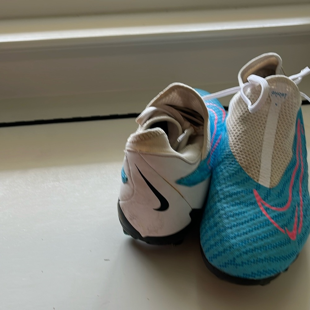 Nike soccer Cleats!! Women’s 10(fits like 9) Men’s 8